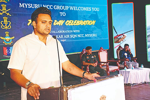  ಕಲಾಮಂದಿರದಲ್ಲಿ ಭಾನುವಾರ ಆಯೋಜಿಸಿದ್ದ ಎನ್‌ಸಿಸಿ 77ನೇ ದಿನಾಚರಣೆ ಕಾರ್ಯಕ್ರಮದಲ್ಲಿ ಸಂಸದ ಯದುವೀರ ಕೃಷ್ಣದತ್ತ ಚಾಮರಾಜ ಒಡೆಯರ್ ಮಾತನಾಡಿದರು. ಡಾ.ಅನಿಲ್ ಥಾಮಸ್ ಇನ್ನಿತರರಿದ್ದರು.
