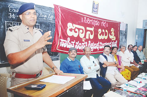 ಜ್ಞಾನಬುತ್ತಿ ಸಂಸ್ಥೆಯಿಂದ ಆಯೋಜಿಸಿದ್ದ ಸ್ಪರ್ಧಾತ್ಮಕ ಪರೀಕ್ಷೆಗಳ ಉಚಿತ ತರಬೇತಿ ಶಿಬಿರದ ಡಾ.ಎಸ್.ಎಲ್.ಚನ್ನಬಸವಣ್ಣ ಮಾತನಾಡಿದರು. ಕವಿತಾ ರಾಜಾರಾಂ, ಪ್ರೊ.ಎಂ.ಕೃಷ್ಣೇಗೌಡ, ಕೃ.ಪ.ಗಣೇಶ, ಜೈನಹಳ್ಳಿ ಸತ್ಯನಾರಾಯಣಗೌಡ, ಎಚ್.ಬಾಲಕೃಷ್ಣ ಇತರರು ಇದ್ದರು.