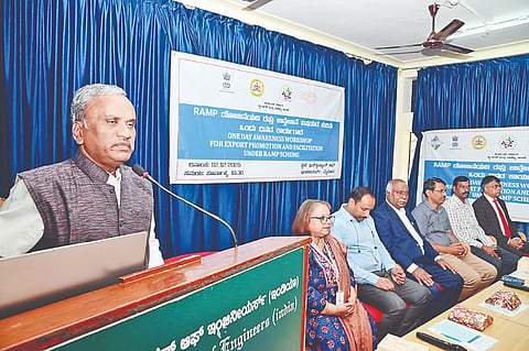 ಕೈಗಾರಿಕೆ ಮತ್ತು ವಾಣಿಜ್ಯ ಇಲಾಖೆ, ಜಿಲ್ಲಾ ಕೈಗಾರಿಕಾ ಕೇಂದ್ರದಿಂದ ನಗರದಲ್ಲಿ ಆಯೋಜಿಸಿದ್ದ ಕಾರ್ಯಕ್ರಮದಲ್ಲಿ ಟಿ.ದಿನೇಶ್, ಕೆ.ಬಿ.ಲಿಂಗರಾಜು, ಧನಿಷಾ ಮಿನು, ರಾಜು, ಮಂಜುನಾಥ್, ಸೆಲ್ವಕುಮಾರ್, ಸೋಮ ಚೌದರಿ ಜೈನ್ ಇತರರು ಇದ್ದರು.
