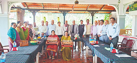 ನಿವೃತ್ತ ಅರಣ್ಯಾಧಿಕಾರಿಗಳ ಸಂಘದಿಂದ ನಗರದಲ್ಲಿ ಸರೀನಾ ಸಿಕ್ಕಲಿಗಾರ, ಪಿ.ಎ.ಸೀಮಾ ಅವರನ್ನು ಸನ್ಮಾನಿಸಲಾಯಿತು. ಎ.ಸಿ.ಲಕ್ಷ್ಮಣ, ಚಂಗಪ್ಪ, ಎಂ.ಕೆ.ಅಪ್ಪಯ್ಯ, ಟಿ..ಬಾಲಚಂದ್ರ, ಯಾಲಕ್ಕಿ, ಎಚ್.ಸಿ.ಕಾಂತರಾಜು, ಶ್ರೀಧರ್, ರಾಮಲಿಂಗೇಗೌಡ, ನಾಗರಾಜ ಆಚಾರ್ ಇತರರು ಇದ್ದರು.