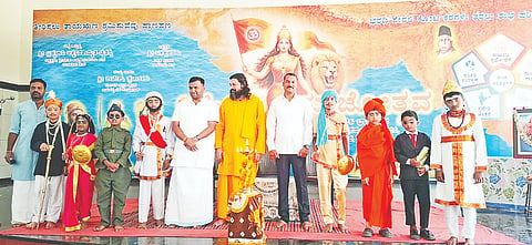 ರಾಜೇಂದ್ರ ನಗರದ ಆಯೋಜಿಸಿದ್ದ ಹಿಂದೂ ಸಮಾಜೋತ್ಸವದಲ್ಲಿ ಬ್ರಹ್ಮಚಾರಿ ಆತ್ಮನಿರತಾಮೃತ ಚೈತನ್ಯ, ಬಸಪ್ಪ, ರಾಜೇಶ್ ಇದ್ದರು.