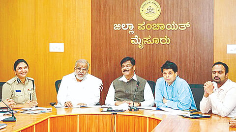 ಪ್ರಸಾದ್ ಯೋಜನೆ ಕುರಿತು ಡಾ.ಎಚ್.ಸಿ.ಮಹದೇವಪ್ಪ ಅಧ್ಯಕ್ಷತೆಯಲ್ಲಿ ಬುಧವಾರ ಪ್ರಗತಿ ಪರಿಶೀಲನಾ ಸಭೆ ನಡೆಯಿತು. ಜಿ.ಟಿ.ದೇವೇಗೌಡ, ಜಿ.ಲಕ್ಷ್ಮೀಕಾಂತರೆಡ್ಡಿ, ಎಸ್.ಯುಕೇಶ್‌ಕುಮಾರ್, ಸೀಮಾ ಲಾಟ್ಕರ್ ಇದ್ದರು.