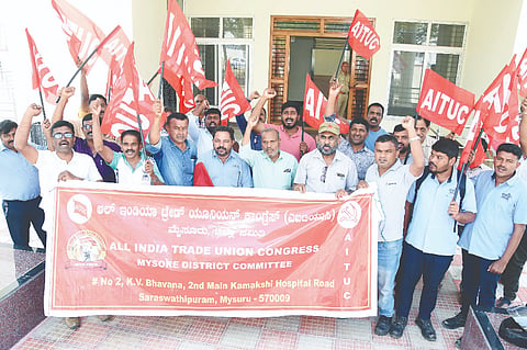 ವಿವಿಧ ಬೇಡಿಕೆ ಈಡೇರಿಕೆಗೆ ಆಗ್ರಹಿಸಿ ಎಐಟಿಯುಸಿ ಕಾರ್ಯಕರ್ತರು ನಗರದಲ್ಲಿ ಪ್ರತಿಭಟನೆ ನಡೆಸಿದರು. ಎನ್.ಕೆ.ದೇವದಾಸ್, ಎಚ್.ಬಿ.ರಾಮಕೃಷ್ಣ, ಸೋಮರಾಜೇಅರಸ್, ರಾಮು ಇನ್ನಿತರರಿದ್ದರು.