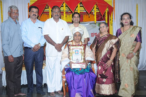 ಶಿಕ್ಷಕಿ ಸುಜಾತ ಆರ್.ಶೆಟ್ಟಿ ಅವರಿಗೆ ‘ಶ್ರೀ ಮಹಾವೀರ ಅಹಿಂಸಾ ಪ್ರಶಸ್ತಿ’ ಪ್ರದಾನ ಮಾಡಲಾಯಿತು. ಎಂ.ಆರ್.ಸುನೀಲ್ ಕುಮಾರ್, ಜೆ.ಎನ್.ನಂದಿನಿ ಸಂಜಯ್, ಜಯರತ್ನ ಇದ್ದರು.