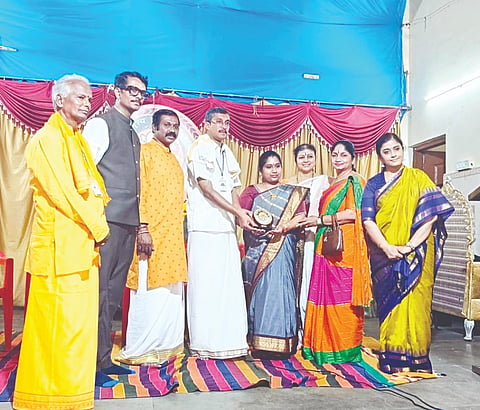 ಅಖಿಲ ಭಾರತ ಸಂಗೀತ ನೃತ್ಯ ಕಲಾವಿದರ ಸಂಘದ ಪ್ರಥಮ ಮಹಾಸಭೆಯಲ್ಲಿ ಸಾಯಿನಾರಾಯಣ ಕಲ್ಮಡ್ಕ ಅವರನ್ನು ಗೌರವಿಸಲಾಯಿತು. ವಿದುಷಿ ಡಾ.ನಾಗಲಕ್ಷ್ಮೀ, ವಿದುಷಿ ಡಾ. ಚಿತ್ರಾ ಬಿಳಿಗಿರಿ, ವಿದುಷಿ ಎಸ್.ಗೀತಾ, ವಿದುಷಿ ಶೀಲಾ, ವಿದ್ವಾನ್ ಗುಣಶಂಕರ್, ಸಹ ಕಾರ್ಯದರ್ಶಿ ವಿದ್ವಾನ್ ರಜತ್ ಇತರರಿದ್ದರು.