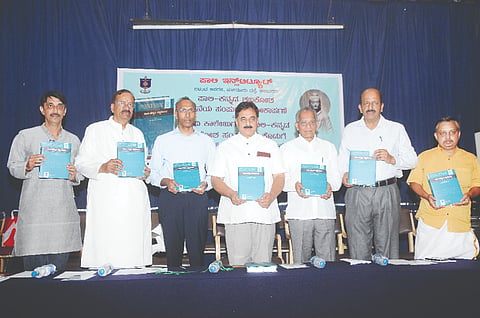  ಕಲಬುರಗಿಯ ಪಾಲಿ ಇನ್ಸ್‌ಟಿಟ್ಯೂಟ್ ವತಿಯಿಂದ ಪ್ರಕಟಿಸಿರುವ ಪಾಲಿ-ಕನ್ನಡ ಶಬ್ದಕೋಶದ 5ನೇ ಸಂಪುಟವನ್ನು ನಗರದ ಶ್ರೀರಾಜೇಂದ್ರ ಭವನದಲ್ಲಿ ಗುರುವಾರ ಸಂಜೆ ಬಿಡುಗಡೆಗೊಳಿಸಲಾಯಿತು. ಡಾ.ಶಿವಾಜಿ ಜೋಯಿಸ್, ಪ್ರೊ.ಮಲ್ಲೇಪುರಂ ಜಿ.ವೆಂಕಟೇಶ್, ರಾಹುಲ್ ಎಂ.ಖರ್ಗೆ,  ಡಾ.ವೂಡೇ ಪಿ.ಕೃಷ್ಣ, ಪ್ರೊ.ಎಸ್.ಶಿವರಾಜಪ್ಪ ಪಾಲ್ಗೊಂಡಿದ್ದರು