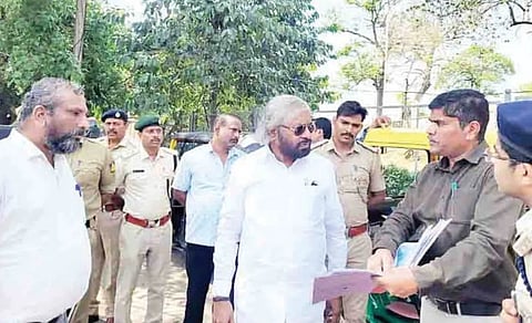 ರಾಷ್ಟ್ರೀಯ ಹೆದ್ದಾರಿ 275ರಲ್ಲಿ ನಿರ್ಮಿಸಲುದ್ದೇಶಿಸಿರುವ ಮೇಲ್ಸೇತುವೆ ನಿರ್ಮಾಣದ ಪ್ರದೇಶಕ್ಕೆ ಅರಣ್ಯ ಸಚಿವ ಈಶ್ವರ ಬಿ.ಖಂಡ್ರೆ ಬುಧವಾರ ಭೇಟಿ ನೀಡಿ ಪರಿಶೀಲನೆ ನಡೆಸಿದರು. ಪರಮೇಶ್, ಶಂಕರೇಗೌಡ ಇದ್ದರು.