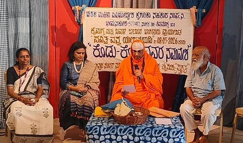 ‘ಚರಕ’ ಮಹಿಳಾ ವಿವಿದ್ದೋದ್ದೇಶ ಕೈಗಾರಿಕಾ ಸಹಕಾರ ಸಂಘದಿಂದ ನಗರದಲ್ಲಿ ಆಯೋಜಿಸಿರುವ ಕೊಡು-ಕೊಳ್ಳುವವರ ಸಮಾವೇಶದಲ್ಲಿ ಶ್ರೀಶಿವರಾತ್ರಿ ದೇಶಿಕೇಂದ್ರ ಸ್ವಾಮೀಜಿ, ಪ್ರಸನ್ನ ಹೆಗ್ಗೋಡು, ಶುಭಾ ಸಂಜಯ್ ಅರಸ್, ಮಹಾಲಕ್ಷ್ಮಿ ಇದ್ದರು.