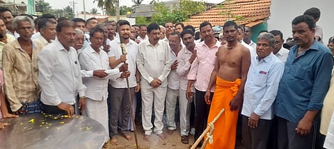 ಸಿಸಿ ರಸ್ತೆ ಹಾಗೂ ಚರಂಡಿ ಕಾಮಗಾರಿಗೆ ಗುರುವಾರ ಶಾಸಕ ದರ್ಶನ್ ಧ್ರುವನಾರಾಯಣ ಭೂಮಿಪೂಜೆ ನೆರವೇರಿಸಿ ಮಾತನಾಡಿದರು. ಮಾಜಿ ಶಾಸಕ ಕಳಲೆ ಕೇಶವಮೂರ್ತಿ, ಶ್ರೀಕಂಠಸ್ವಾಮಿ, ಅಭಿನಂದನ್ ಪಟೇಲ್, ಮಹೇಶ್, ದೇಬೂರು ಅಶೋಕ್, ಪಿಡಿಒ ಶ್ವೇತಾ, ಹುಲ್ಲಹಳ್ಳಿ ಪ್ರಸಾದ್, ಯಜಮಾನ ಸಣ್ಣನಾಯಕ ಇತರರಿದ್ದರು.