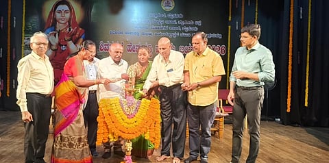 ನಗರದ ಕಿರುರಂಗಮಂದಿರದಲ್ಲಿ ಆಯೋಜಿಸಿದ್ದ ಹೇಮರಡ್ಡಿ ಮಲ್ಲಮ್ಮ ಜಯಂತಿ ಉದ್ಘಾಟನಾ ಕಾರ್ಯಕ್ರಮದಲ್ಲಿ ಸಿ.ಎನ್.ಮಂಜೇಗೌಡ, ಡಾ.ವಾಮದೇವ, ಜೆ.ಪುಷ್ಪಲತಾ, ಡಾ.ಎಂ.ಡಿ. ಸುದರ್ಶನ್, ಡಾ.ತಿಪ್ಪೇಸ್ವಾಮಿ, ಶಾರದಾ ಶಿವಲಿಂಗಸ್ವಾಮಿ, ಡಾ.ವಿಠಲ್ ಚುಳಿಕಿ, ಟಿ.ಮಹಾಂತೇಶ್ ಇತರರು ಇದ್ದರು.