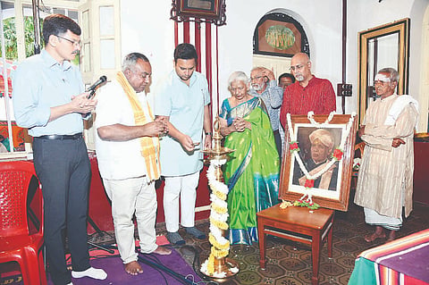ಬಿಡಾರಂ ಕೃಷ್ಣಪ್ಪನವರ ಶ್ರೀ ಪ್ರಸನ್ನ ಸೀತಾರಾಮ ಮಂದಿರದಲ್ಲಿ ಆಯೋಜಿಸಿದ್ದ ಮೈಸೂರು ವಾಸುದೇವಾಚಾರ್ಯ ಅವರ ಜನ್ಮದಿನೋತ್ಸವವನ್ನು ಸಂಸದ ಯದುವೀರ್ ಕೃಷ್ಣದತ್ತ ಚಾಮರಾಜ ಒಡೆಯರ್ ಉದ್ಘಾಟಿಸಿದರು. ಟಿ.ಎಸ್.ಶ್ರೀವತ್ಸ, ಸುದರ್ಶನ್, ಟಿ.ಎಸ್.ಸತ್ಯವತಿ,  ಲಕ್ಷ್ಮೀನಾರಾಯಣ ಬಾಬು ಇದ್ದರು.