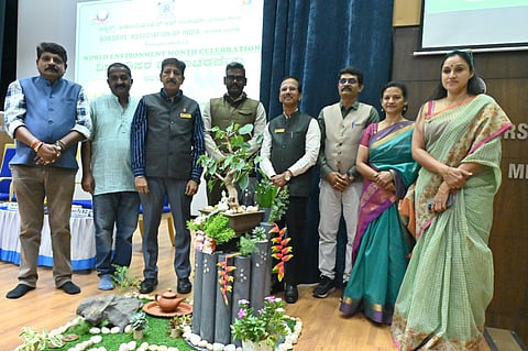 ವಿಶ್ವೇಶ್ವರ ನಗರದಲ್ಲಿರುವ ಎಂಬಿಸಿಟಿ ಸಭಾಂಗಣದಲ್ಲಿ ಶನಿವಾರ ಆಯೋಜಿಸಿದ್ದ ವಿಶ್ವ ಪರಿಸರ ದಿನ ಕಾರ್ಯಕ್ರಮವನ್ನು ಗಣ್ಯರು ಉದ್ಘಾಟಿಸಿದರು. ಡಾ.ಪಿ.ರಮೇಶ್ ಕುಮಾರ್, ಎನ್.ಸುಬ್ರಮಣ್ಯ, ಕೆ.ಆರ್.ಪ್ರಭಾಕರ ರಾವ್, ಎಂ.ಡಿ.ಪ್ರವೀಣ್ ಪಾಲ್, ಸಿ.ಡಿ.ಕೃಷ್ಣ, ಎಸ್.ವಾಸುದೇವನ್ ಇದ್ದರು.