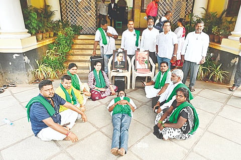 ತಪ್ಪಾಗಿ ನೀಡಿರುವ ಮರಣಪ್ರಮಾಣ ಪತ್ರ ರದ್ದುಪಡಿಸುವಂತೆ ಒತ್ತಾಯಿಸಿ ರಾಜ್ಯ ರೈತ ಸಂಘ(ಸಾಮೂಹಿಕ ನಾಯಕತ್ವ) ಹಾಗೂ ಹಸಿರು ಸೇನೆಯಿಂದ ನಗರಪಾಲಿಕೆ ಮುಂಭಾಗ ಪ್ರತಿಭಟನೆ ನಡೆಯಿತು. ವಿದ್ಯಾಸಾಗರ್, ರಘು ಹಿಮ್ಮಾವು, ಸತೀಶ್‌ರಾವ್, ಅಹಲ್ಯಾನಂಜುಂಡ, ಶ್ವೇತಾ, ರತ್ನಾ, ಮಹದೇವನಾಯಕ, ಗುರುಸ್ವಾಮಿ, ಪ್ರೇಮಾ, ದೇವರಾಜು ಇತರರು ಇದ್ದರು.