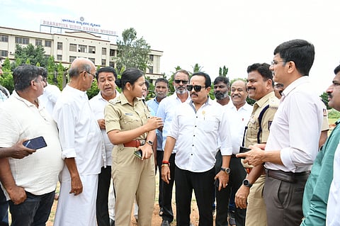 ದಸರಾ ಮಹೋತ್ಸವದಲ್ಲಿ ಕಂಬಳ ಆಯೋಜಿಸುವ ಸಂಬಂಧ ಶಾಸಕ ಅಶೋಕ್ ರೈ ಶುಕ್ರವಾರ ವಿಜಯನಗರ 1ನೇ ಹಂತ ಬಳಿ ಸ್ಥಳ ಪರಿಶೀಲನೆ ನಡೆಸಿದರು. ವಿಜಯ್ ಕುಮಾರ್, ಹರ್ಷಾ ಪ್ರಿಯಂವದಾ, ಸುಂದರರಾಜ್, ಸುದರ್ಶನ್ ಇತರರಿದ್ದರು.