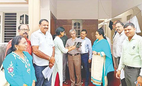 ಗೃಹಜ್ಯೋತಿ ಯೋಜನೆ ಫಲಾನುಭವಿಗಳ ಮಾಹಿತಿ ಸಂಗ್ರಹ ಕಾರ್ಯವನ್ನು ಎಂ.ಎಸ್. ಅರ್ಚನಾ ಬುಧವಾರ ಪರಿಶೀಲಿಸಿದರು. ಎಲ್.ಲೋಕೇಶ್, ಜಿ.ರೇಣುಕಾ, ಆರ್.ರಾಮಸ್ವಾಮಿ, ಸುನಿಲ್ ಕುಮಾರ್, ಸುಭಾಷ್, ರಮೇಶ್, ಇಂದ್ರಾಣಿ ಇತರರಿದ್ದರು.