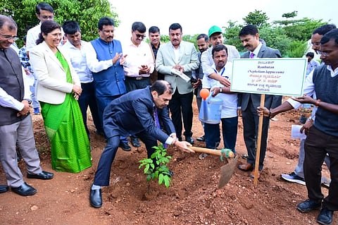 ಯಲಚನಹಳ್ಳಿ ತೋಟಗಾರಿಕೆ ಮಹಾವಿದ್ಯಾಲಯದಲ್ಲಿ ಸಸಿ ನೆಡುವ ಮೂಲಕ ಒಂದು ಲಕ್ಷ ಸಸಿ ನೆಡುವ ಕಾರ್ಯಕ್ರಮಕ್ಕೆ ಹೈಕೋರ್ಟ್ ನ್ಯಾಯಮೂರ್ತಿ ಎಸ್.ಜಿ.ಪಂಡಿತ್ ಚಾಲನೆ ನೀಡಿದರು. ಡಾ.ವಿಷ್ಣುವರ್ಧನ್, ಉಷಾರಾಣಿ,   ಕೆ.ಪರಮೇಶ, ಮೈಸೂರು  ಎಸ್.ಲೋಕೇಶ್,  ಚಂದ್ರಶೇಖರ್ ಹಂಚಿನಮನೆ ಇನ್ನಿತರರಿದ್ದರು