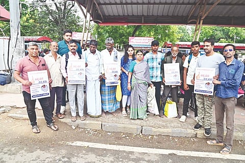 ಎಸ್‌ಐಆರ್ ಕುರಿತು ಕೆಎಂಪಿಕೆ ಚಾರಿಟಬಲ್ ಟ್ರಸ್ಟ್‌ನಿಂದ ಸಾರ್ವಜನಿಕರಿಗೆ ಜಾಗೃತಿ ಮೂಡಿಸಲಾಯಿತು. ವಿಕ್ರಂ ಅಯ್ಯಂಗಾರ್, ಎಸ್.ಎನ್.ರಾಜೇಶ್, ಚಕ್ರಪಾಣಿ, ಮಹಾನ್ ಶ್ರೇಯಸ್, ಸುಚೀಂದ್ರ, ಜಗದೀಶ್, ದೂರ ರಾಜಣ್ಣ, ದಯಾನಂದ ನಾಯಕ್, ರವಿ, ರಾಕೇಶ್, ದುರ್ಗಾ ಪ್ರಸಾದ್ ಇದ್ದರು.