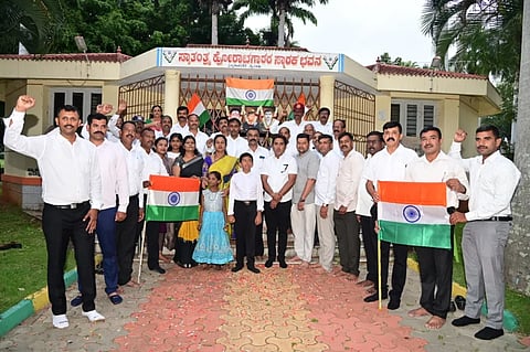 ನಗರದ ನಾರಾಯಣ ಶಾಸ್ತ್ರಿರಸ್ತೆಯ ಸ್ವಾತಂತ್ರ್ಯ ಹೋರಾಟಗಾರರ ಉದ್ಯಾನದಲ್ಲಿ ಕಾರ್ಗಿಲ್ ವಿಜಯೋತ್ಸವ ಆಚರಿಸಲಾಯಿತು. ಪಿ.ಪ್ರಶಾಂತ್ ಗೌಡ, ವಿ.ಮಹೇಶ್, ಪ್ರಮೀಳಾ ಭರತ್,  ಜಿ.ರಾಘವೇಂದ್ರ, ಹರೀಶ್, ಶ್ರೀನಿವಾಸ್, ಪುರುಷೋತ್ತಮ, ಅನಂತ್ ಕುಮಾರ್, ಮಹದೇವ್, ಪ್ರಸನ್ನ, ಮಂದಣ್ಣ, ನಾಗೇಶ್, ರಾಮಣ್ಣ, ನಿತಿನ್, ಬಾಲಕೃಷ್ಣ, ಅನಿಲ್ ಇತರರಿದ್ದರು.