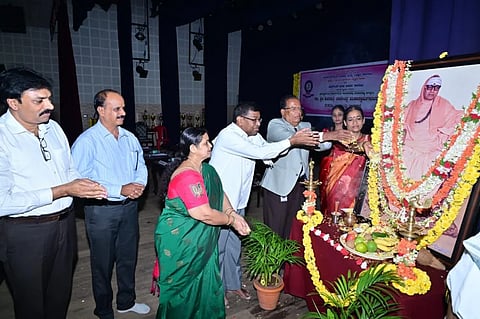 ಗಣ್ಯರು ರಾಜೇಂದ್ರ ಶ್ರೀಗಳ ಭಾವಚಿತ್ರಕ್ಕೆ ಪುಷ್ಪ ನಮನ ಸಲ್ಲಿಸಿದರು. ಶಂಕರ ದೇವನೂರು, ಪ್ರೊ.ಬಿ.ವಿ.ಸಾಂಬಶಿವಯ್ಯ, ಎಚ್.ಪಿ.ಮಹಾದೇವಸ್ವಾಮಿ ಇದ್ದರು.