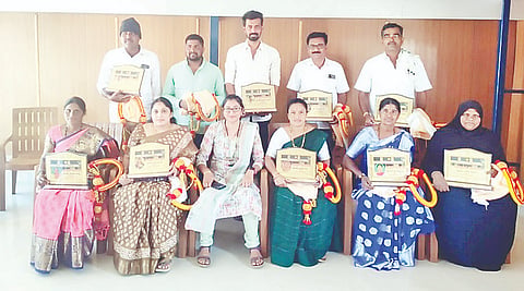  ಗಂಡಸಿ ಗ್ರಾಮ ಪಂಚಾಯಿತಿ ಅಧ್ಯಕ್ಷರು, ಉಪಾಧ್ಯಕ್ಷರು, ಸದಸ್ಯರಿಗೆ ಬೀಳ್ಕೊಡುಗೆ ಮತ್ತು ಅಭಿನಂದನಾ ಸಮಾರಂಭ ಆಯೋಜಿಸಲಾಗಿತ್ತು. ಗ್ರಾಮ ಪಂಚಾಯಿತಿ ಅಭಿವೃದ್ಧಿ ಅಧಿಕಾರಿ ಸುಮಿತ್ರಾ, ಚಂದ್ರಶೇಖರ್, ಕೋಟಿ ಪ್ರದೀಪ್, ನಾಗರಾಜು, ಕುಮಾರ್ ಇತರರು ಇದ್ದರು.