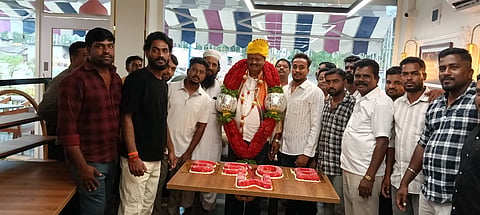 ಕೊಪ್ಪ ಗ್ರಾಮದಲ್ಲಿ ಮಾಜಿ ಶಾಸಕ ಕೆ ಮಾದೇವ್ ಅವರ ಜನ್ಮದಿನವನ್ನು ಆಚರಿಸಲಾಯಿತಿ. ಸಿ.ಎಸ್ ರೇಣುಕಸ್ವಾಮಿ, ಎ.ಎಸ್.ಸೋಮಶೇಖರ್, ಹೇಮಂತ್ ಕುಮಾರ್, ಶಫಿ ಉಲ್ಲಾಖಾನ್, ಶಾಹಿದ್ ಇದ್ದರು.