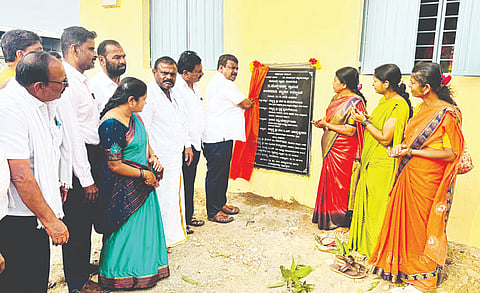 ಬಿ.ಹೊನ್ನೇನಹಳ್ಳಿ ಗ್ರಾಮದಲ್ಲಿ ನೂತನವಾಗಿ ನಿರ್ಮಾಣವಾಗಿರುವ 10 ಲಕ್ಷ ರೂ.ವೆಚ್ಚದ ಅಂಗನವಾಡಿ ಕಟ್ಟಡವನ್ನು ಶಾಸಕ ಸಿ.ಎನ್.ಬಾಲಕೃಷ್ಣ ಉದ್ಘಾಟಿಸಿದರು. ಬಿ.ಎಚ್.ಶಿವಣ್ಣ, ಅಣ್ಣೇಗೌಡ, ಬಸವರಾಜ್, ವರಲಕ್ಷ್ಮೀ ಕಾಂತರಾಜ್, ಕೆಂಪೇಗೌಡ, ಧರಣಿ, ಜಯಲಕ್ಷ್ಮಮ್ಮ, ರಾಧಾ, ರಮ್ಯಾ, ಭಾಗ್ಯ, ಸವಿತಾ ಇದ್ದರು.
