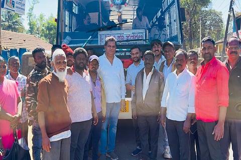 ಹಾಂದಿ ಗ್ರಾಮದಲ್ಲಿ ಕೆಎಸ್‌ಆರ್‌ಟಿಸಿ ವೇಗದೂತ ಬಸ್‌ಗೆ ಗ್ರಾಮಸ್ಥರು ಹಾರ ಹಾಕಿ ಸ್ವಾಗತಿಸಿದರು.
