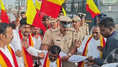  ಅತ್ತಿಬೆಲೆ ಗಡಿಯಲ್ಲಿ ಪ್ರತಿಭಟನೆ 