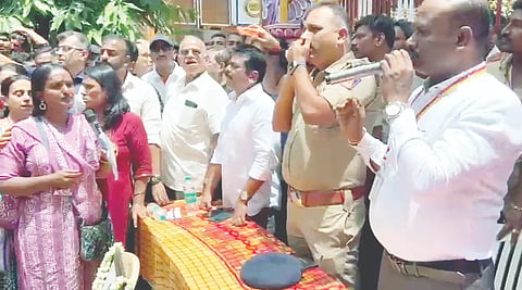 13 ಎಎನ್​ಕೆ 4 ಹೆಬ್ಬಗೋಡಿ ಸಮೀಪದ ಅನಂತನಗರದಲ್ಲಿ ಹಮ್ಮಿಕೊಂಡಿದ್ದ ಪ್ರತಿಭಟನಾ ಸ್ಥಳಕ್ಕೆ ನಗರಸಭೆ ಆಯುಕ್ತ ರಾಜೇಂದ್ರ, ಡಿಸಿಪಿ ಎಂ.ನಾರಾಯಣ್​ ಭೇಟಿ ನೀಡಿ, ಮನವಿ ಆಲಿಸಿದರು.