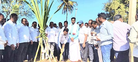 ಮಲಾಮರಡಿ&ಸುಲಧಾಳ, ಗುಜನಾಳ ರಸ್ತೆಗೆ ಸಿಸಿ ಮತ್ತು ಡಾಂಬರೀಕರಣ ರಸ್ತೆ ನಿರ್ಮಾಣ ಕಾಮಗಾರಿಗೆ ಕಾರ್ಮಿಕ ಮುಖಂಡ ಅಂಬಿರಾವ್​ ಪಾಟೀಲ ಭೂಮಿಪೂಜೆ ನೆರವೇರಿಸಿಚದರು. ಭೀಮಗೌಡ ಪೊಲಿಸ್​ಗೌಡರ, ಅಡಿವಪ್ಪ ನಾವಲಗಟ್ಟಿ ಇತರಿದ್ದರು.