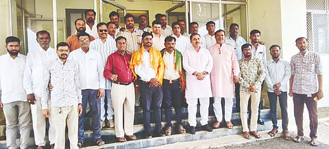 / ಔರಾದ್​ನಲ್ಲಿ  ಶನಿವಾರ ಕರ್ನಾಟಕ ಪತ್ರಕರ್ತರ ಸಂಘದ ತಾಲೂಕು ಅಧ್ಯಕ್ಷ ಶಿವಾನಂದ ಮೊಕ್ತೆದಾರ್​, ಪ್ರಧಾನ ಕಾರ್ಯದರ್ಶಿ ಅನಿಲಕುಮಾರ ದೇಶಮುಖ ಅವರನ್ನು ಸನ್ಮಾನಿಸಲಾಯಿತು.  ಜಿಲ್ಲಾಧ್ಯ ಆನಂದ ದೇವಪ್ಪ, ಶಿವಕುಮಾರ ಸ್ವಾಮಿ, ಪ್ರಥ್ವಿರಾಜ್​ ಎಸ್​., ಶಿವಕುಮಾರ ಸ್ವಾಮಿ, ಸಂತೋಷ ಚೆಟ್ಟೆ, ಸ್ವಾಮಿದಾಸ ನಾಗುರೆ ಇತರರಿದ್ದರು.