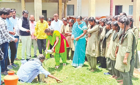 ಔರಾದ್​ ತಾಲೂಕಿನ ಕೊಳ್ಳುರ ಸರ್ಕಾರಿ ಪ್ರೌಢ ಶಾಲೆಯಲ್ಲಿ ಹಮ್ಮಿಕೊಂಡಿದ್ದ ಪರಿಸರ ಜಾಗೃತಿ ಕಾರ್ಯಕ್ರಮದಲ್ಲಿ ಆರ್ಬಿಟ್​ ಸಂಸ್ಥೆಯ ಫಾದರ್​ ಯಾನ್ಸಿ, ಸುಧಾಕರ ಕೊಳ್ಳುರ, ಮುಖ್ಯಗುರು ಶಾಂತಕುಮಾರ, ಚಿನ್ನುಸಾಬ್​ ಇದ್ದರು.