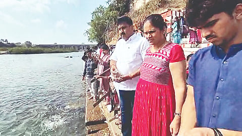 ಅರಕಲಗೂಡು ತಾಲೂಕಿನ ರಾಮನಾಥಪುರದ ಕಾವೇರಿ ನದಿ ವಹ್ನಿ ಪುಷ್ಕರಣಿ ತಟ ಭಕ್ತರಿಂದ ತುಂಬಿ ತುಳುಕುತ್ತಿದ್ದು ಮೀನುಗಳಿಗೆ ಪುರಿ, ಕಡಲೆಕಾಯಿ ಎಸೆದು ಕಣ್ತುಂಬಿಕೊಳ್ಳುತ್ತಿರುವ ಭಕ್ತರು.