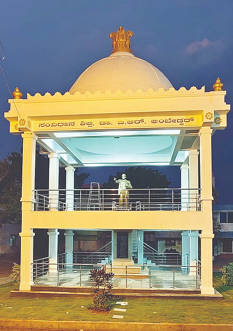 ಅರಕಲಗೂಡು ತಾಲೂಕು ಕಚೇರಿ ಆವರಣದಲ್ಲಿ ಉದ್ಘಾಟನೆಗೆ ಸಿದ್ದವಾಗಿರುವ ಡಾ. ಅಂಬೇಡರ್ ಪುತ್ಥಳಿ ಗೋಪುರ.