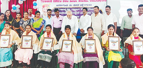 ಅರಕಲಗೂಡು ತಾಲೂಕಿನ ರಾಮನಾಥಪುರದ ಸರ್ಕಾರಿ ಬಾಲಕಿಯರ ಪದವಿ ಪೂರ್ವ ಕಾಲೇಜಿನಲ್ಲಿ ಸೋಮವಾರ ಆಯೋಜಿಸಿದ್ದ ಸಹಪಠ್ಯ ಚಟುವಟಿಕೆಗಳ ಉದ್ಘಾಟನೆ ಹಾಗೂ ಪ್ರಥಮ ಪಿಯು ವಿದ್ಯಾರ್ಥಿನಿಯರ ಸ್ವಾಗತ ಸಮಾರಂಭದಲ್ಲಿ ದ್ವಿತೀಯ ಪಿಯು ಪರೀಕ್ಷೆಯಲ್ಲಿ ಹೆಚ್ಚು ಅಂಕ ಗಳಿಸಿದ ವಿದ್ಯಾರ್ಥಿನಿಯರಿಗೆ ಪ್ರತಿಭಾ ಪುರಸ್ಕಾರ ನೀಡಿ ಸನ್ಮಾನಿಸಲಾಯಿತು. ಎ. ಮಂಜು, ಕೃಷ್ಣೇಗೌಡ, ರೂಪ, ಸಿದ್ದಯ್ಯ ಇತರರಿದ್ದರು.  