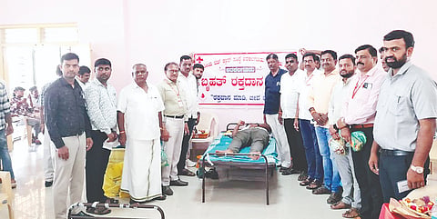ಅರಕಲಗೂಡು ಸರ್ಕಾರಿ ಪ್ರಥಮ ದರ್ಜೆ ಕಾಲೇಜಿನಲ್ಲಿ ಸೋಮವಾರ ಆಯೋಜಿಸಿದ್ದ ರಕ್ತದಾನ ಶಿಬಿರದಲ್ಲಿ ಯುವಕರು ರಕ್ತದಾನ ಮಾಡಿದರು.