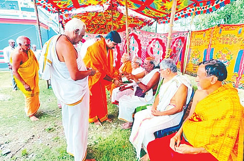 ಅರಕಲಗೂಡು ತಾಲೂಕಿನ ಶಂಭುನಾಥಪುರ ಗ್ರಾಮದ ಐತಿಹಾಸಿಕ ಶ್ರೀ ಸ್ವಯಂಭುನಾಥ ಶಂಭುಲಿಂಗೇಶ್ವರ ಸ್ವಾಮಿ ದೇವಸ್ಥಾನದಲ್ಲಿ ಮಳೆಗಾಗಿ ಪ್ರಾರ್ಥಿಸಿ ವಿಶೇಷ ಪರ್ಜನ್ಯ ಜಪ ಹಾಗೂ ಸೋಮಸೂತ್ರ ಪೂಜೆಯಲ್ಲಿ ವಿಪ್ರರು ಪೂಜಾ ವಿಧಿ ವಿಧಾನಗಳನ್ನು ನೆರವೇರಿಸಿದರು.