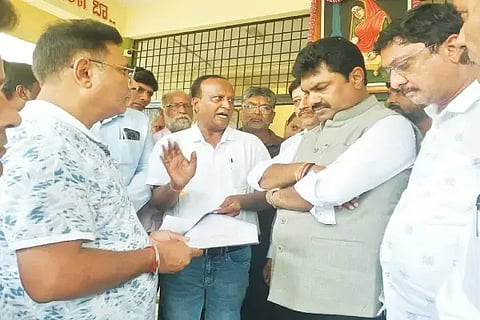 ಭದ್ರಾವತಿ ಸಿಎನ್ ರಸ್ತೆ ವರ್ತಕರು ಲೋಕಸಭಾ ಸದಸ್ಯ ಬಿ.ವೈ.ರಾಘವೇಂದ್ರ ಅವರನ್ನು ಭೇಟಿ ಮಾಡಿ ಮನವಿ ಸಲ್ಲಿಸಿದರು. ಜಿ.ಧರ್ಮಪ್ರಸಾದ್, ವರ್ತಕರು, ಕಟ್ಟಡ ಮಾಲೀಕರು ಇದ್ದರು.