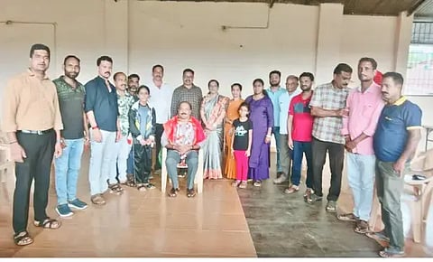 ಬಾಳೆಹೊನ್ನೂರಿನ ಬಂಟರ ಯಾನೆ ನಾಡವರ ಸಂಘದಿಂದ ನಿವೃತ್ತ ಪ್ರಾಚಾರ್ಯ ಎಚ್.ಆರ್.ಆನಂದ್ ಅವರನ್ನು ಸನ್ಮಾನಿಸಲಾಯಿತು. ರಾ.ವೆಂಕಟೇಶ್, ಚಂದ್ರಶೇಖರ್ ರೈ, ವಿದ್ಯಾ ಶೆಟ್ಟಿ, ಸನತ್, ನಾರಾಯಣ ಶೆಟ್ಟಿ ಇದ್ದರು.