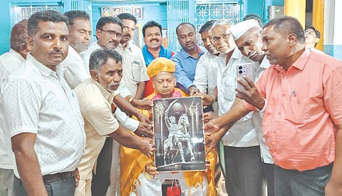 ಬಸವಕಲ್ಯಾಣ ತಾಲೂಕಿನ  ಮೋರಖಂಡಿ ಗ್ರಾಮದ ಜೇತವನ ಬುದ್ಧ ವಿಹಾರದಲ್ಲಿ ಮಹಾತ್ಮ ಜ್ಯೋತಿಬಾ ಫುಲೆ ಅವರ 199ನೇ ಜನ್ಮ ದಿನಾಚರಣೆ, ಪಿಯುಸಿ ದ್ವೀತಿಯ ಪಿಯು ವಿದ್ಯಾರ್ಥಿಗಳ ಸನ್ಮಾನ ಕಾರ್ಯಕ್ರಮದಲ್ಲಿ ಎಂಎಲ್​ಸಿ ಎಂ.ಜಿ.ಮುಳೆ ಅವರನ್ನು ಸನ್ಮಾನಿಸಲಾಯಿತು. ಲಸೂರು ತಹಸೀಲ್ದಾರ್​ ಶಿವಾನಂದ ಮೇತ್ರೆ, ನರಸಿಂಗರೆಡ್ಡಿ ಗದಲೇಗಾಂವ, ಅಣ್ಣಾರಾವ, ದತ್ತು ಗಾಯಕವಾಡ,  ಸತೀಶಕುಮಾರ, ಡಿ.ಟಿ ಕಾಂಬಳೆ, ಮಾರುತಿ ಶಿಂದೆ ಇತರರಿದ್ದರು.