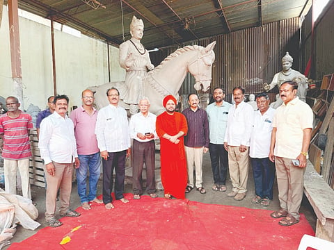 ಬೈಲಹೊಂಗಲ ನಗರದಲ್ಲಿ ಪ್ರತಿಷ್ಠಾಪನೆಗೊಳ್ಳಲಿರುವ ಅಶ್ವಾರೂಢ ಬಸವೇಶ್ವರ ಕಂಚಿನ ಪ್ರತಿಮೆಯನ್ನು ಕೊಲ್ಲಾಪುರದಲ್ಲಿ ಬೈಲಹೊಂಗಲ ನಿಯೋಗ ವೀಕ್ಷಿಸಿತು. ಪ್ರಭುನೀಲಕಂಠ ಸ್ವಾಮೀಜಿ, ಶಾಸಕ ಮಹಾಂತೇಶ ಕೌಜಲಗಿ, ಡಾ.ಎ.ಎನ್.ಬಾಳಿ ಇತರರಿದ್ದರು.
