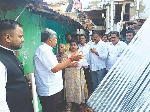 ಬೈಲಹೊಂಗಲ ನಗರದ ಮಳೆ ಹಾನಿ ಪ್ರದೇಶಕ್ಕೆ ಸಂಸದ ಜಗದೀಶ ಶೆಟ್ಟರ ಭೇಟಿ ನೀಡಿ, ಸಂತ್ರಸ್ತರ ಅಹವಾಲು ಆಲಿಸಿದರು. ಡಾ.ವಿಶ್ವನಾಥ ಪಾಟೀಲ, ಜಗದೀಶ ಮೆಟಗುಡ್ಡ, ಸುಭಾಸ ಪಾಟೀಲ, ವಿಜಯ ಮೆಟಗುಡ್ಡ, ಗುರು ಮೆಟಗುಡ್ಡ ಇತರರಿದ್ದರು.