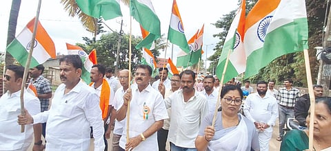 ಬೈಲಹೊಂಗಲದಲ್ಲಿ ಹರ್ ಘರ್ ತಿರಂಗಾ ಅಭಿಯಾನ ಅಂಗವಾಗಿ ಹಮ್ಮಿಕೊಂಡಿದ್ದ ತಿರಂಗಾ ಯಾತ್ರೆಯಲ್ಲಿ ಡಾ.ವಿಶ್ವನಾಥ ಪಾಟೀಲ, ವಿಜಯ ಮೆಟಗುಡ್ಡ, ಬಸವರಾಜ ನೇಸರಗಿ, ಬಿ.ಬಿ.ಸಂಗನಗೌಡರ ಇತರರಿದ್ದರು.