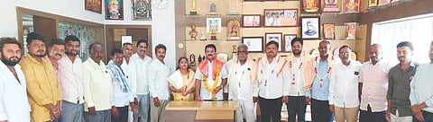 ಬೈಲಹೊಂಗಲದಲ್ಲಿ ಬಿಜೆಪಿಗೆ ನೇಮಕಗೊಂಡ ಕಾರ್ಯಕಾರಿಣಿ ಸದಸ್ಯರು ಹಾಗೂ ಆಹ್ವಾನಿತರನ್ನು ಮಾಜಿ ಶಾಸಕ ಡಾ.ವಿಶ್ವನಾಥ ಪಾಟೀಲ ಸನ್ಮಾನಿಸಿದರು. ಮಡಿವಾಳಪ್ಪ ಹೋಟಿ, ಶ್ರೀಶೈಲ ಯಡಳ್ಳಿ, ಆನಂದ ಮೂಗಿ, ಚಂದನ ಕೌಜಲಗಿ, ವಿಶಾಲ ಬೋಗೂರ, ಅರುಣ ಬೋಳೆತ್ತಿನ, ಶಿವರಾಜ ರುದ್ರಪ್ಪನವರ, ಯುವ ವಿಜಯ ಗೌಡರ ಇತರರಿದ್ದರು.