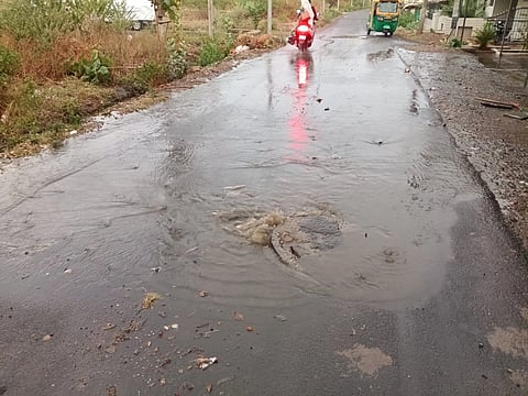 ಬೈಲಹೊಂಗಲ ನಗರದ ಮಹಾದೇವಿಸ್ವಾಮಿ ಮಠದ ಬಳಿಯ ಹರಕುಣಿ ಕಾಲನಿಯಲ್ಲಿ ರಸ್ತೆ ಮೇಲೆ ಹರಿಯುತ್ತಿರುವ ಒಳಚರಂಡಿ ಕೊಳಚೆ ನೀರು.