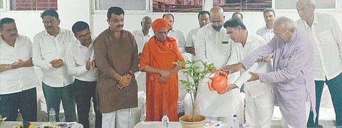 ಬೈಲಹೊಂಗಲದಲ್ಲಿ ಬಸವ ಸೌಹಾರ್ದ ಕ್ರೆಡಿಟ್ ಸಹಕಾರ ಸಂಘದ ಸ್ಥಳಾಂತರಿಸಿದ ನೂತನ ಕಚೇರಿಯನ್ನು ಗಣ್ಯರು ಉದ್ಘಾಟಿಸಿದರು. ನೀಲಕಂಠ ಸ್ವಾಮೀಜಿ, ಜಗದೀಶ ಮೆಟಗುಡ್ಡ, ಮಹಾಂತೇಶ ದೊಡಗೌಡರ, ವಿಜಯ ಮೆಟಗುಡ್ಡ ಇತರರಿದ್ದರು.