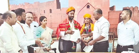 ಭಾಲ್ಕಿ ತಾಲೂಕಿನ ಏಣಕೂರ ಗ್ರಾಮದ ಮತಗಟ್ಟೆ 241ರಲ್ಲಿ ಶೇ.100 ಎಸ್​ಐಆರ್​ ಪ್ರಕ್ರಿಯೆ ಪೂರ್ಣಗೊಳಿಸಿದ ಮತಗಟ್ಟೆ ಮೇಲ್ವಿಚಾರಕ ಸಂತೋಷ ಚಿನ್ನಾ ರಾಠೋಡ್​, ಮತಗಟ್ಟೆ ಅಧಿಕಾರಿ ಕುಮಾರಿ ಬಸಮ್ಮ ಅವರನ್ನು ಬೆಂಗಳೂರಿನ ಮುಖ್ಯ ಚುನಾವಣಾಧಿಕಾರಿ ಅನ್ಬುಕುಮಾರ ಪ್ರಶಂಸನಾ ಪತ್ರ ನೀಡಿ ಗೌರವಿಸಿದರು. ಜಿಲ್ಲಾಧಿಕಾರಿ ಶಿಲ್ಪಾ ಶಮಾರ್, ಭಾಲ್ಕಿಯ ತಹಸೀಲ್ದಾರ್​ ಮಲ್ಲಿಕಾರ್ಜುನ ವಡ್ಡನಕೇರಿ ಇದ್ದರು.