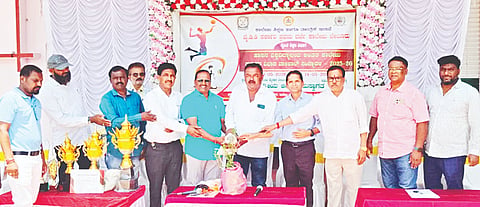 ಬೇಲೂರು ಪಟ್ಟಣದ ಜೂನಿಯರ್ ಕಾಲೇಜು ಮೈದಾನದಲ್ಲಿ ವೈಡಿಡಿ ಸರ್ಕಾರಿ ಪ್ರಥಮ ದರ್ಜೆ ಕಾಲೇಜಿನಿಂದ ಆಯೋಜಿಸಿದ್ದ ಹಾಸನ ವಿಶ್ವವಿದ್ಯಾಲಯ ಮಟ್ಟದ ಅಂತರ ಕಾಲೇಜು ವಾಲಿಬಾಲ್ ಕ್ರೀಡಾಕೂಟಕ್ಕೆ ಪುರಸಭೆ ಅಧ್ಯಕ್ಷ ಅಕ್ರಂ ಷರೀಫ್ ಚಾಲನೆ ನೀಡಿದರು. ಡಾ.ಮಹೇಶ್, ಹೆಬ್ಬಾಳು ಹಾಲಪ್ಪ, ಪ್ರಕಾಶ್ ಕುಮಾರ್, ಬಾಬು ಪ್ರಸಾದ್ ಇದ್ದರು.