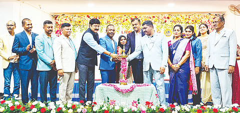 ಲಯನ್ಸ್ ಸಂಸ್ಥೆಯಿಂದ ಪಟ್ಟಣದ ಮಂಜುನಾಥ ಕಲ್ಯಾಣ ಮಂಟಪದಲ್ಲಿ ಆಯೋಜಿಸಿದ್ದ ನೂತನ ಪದಾಧಿಕಾರಿಗಳ ಪದಗ್ರಹಣ ಸಮಾರಂಭವನ್ನು ಲಯನ್ಸ್ ಸಂಸ್ಥೆ ಮಾಜಿ ಪ್ರಾಂತಪಾಲ ಸಂಜೀತ್‌ಶೆಟ್ಟಿ ಉದ್ಘಾಟಿಸಿದರು.ರಾಬೀನ್ ಸೋಮಯ್ಯ, ದಿನೇಶ್, ರಘು ಪಾಳ್ಯ,ದೊಡ್ಡಮನೆ ಪ್ರಭಾಕರ್ ಮತ್ತಿತರರಿದ್ದರು.