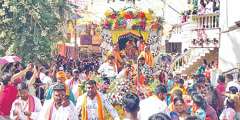 ಬೇಲೂರಿನಲ್ಲಿ ಹನುಮದ್ ವ್ರತಾಚರಣೆ ಅಂಗವಾಗಿ ಶ್ರೀವೀರಾಂಜನೇಯ ಸ್ವಾಮಿ ಉತ್ಸವ ಮೂರ್ತಿಯನ್ನು ಮೆರವಣಿಗೆ ನಡೆಸಲಾಯಿತು. 